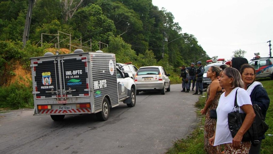 Carros saem do Complexo Penitenciário Anísio Jobim (Compaj): massacre matou dezenas de presos | Edmar Barros/Estadão Conteúdo