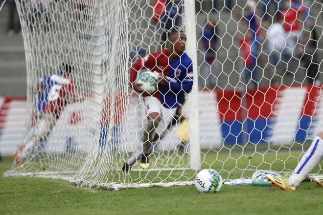 Teve mais bola na rede ainda no primeiro tempo. Ítalo testou a bola sozinho, após cobrança de escanteio e desvio de cabeça de Gabriel Dias. | Antonio More/Gazeta do Povo