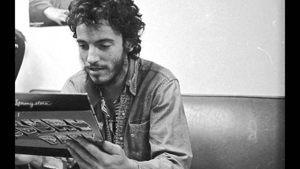 Bruce Springsteen vê pela primeira vez a capa de seu primeiro disco. | Reprodução/