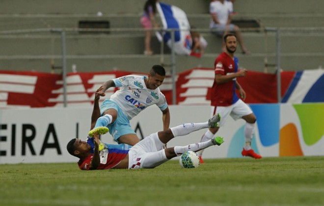 Jogo duro na abertura da temporada. Faltas, carrinhos e cartões não faltaram no duelo do Tricolor com o Avaí. | Antonio More/Gazeta do Povo