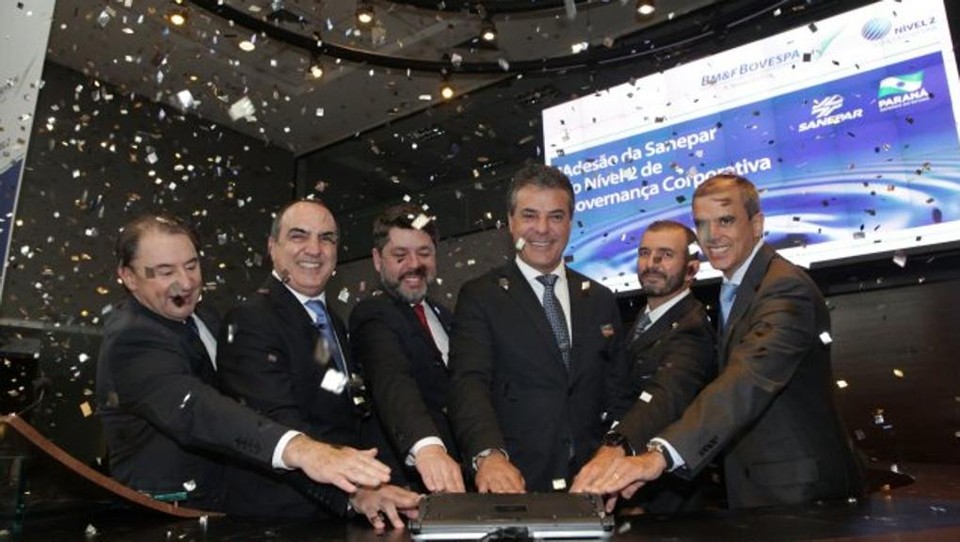 O governador Beto Richa e diretores da Sanepar em evento na Bovespa: volume de ações negociadas disparou após oferta. | Divulgação/Sanepar