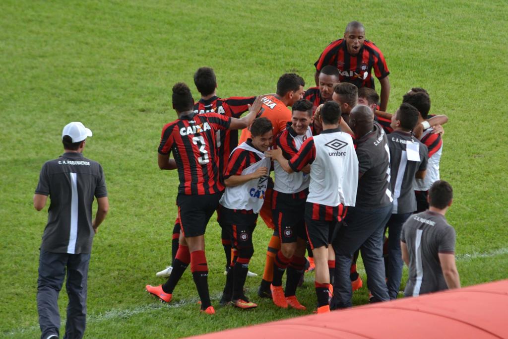 Jogadores do Atlético comemoram um dos gols contra o CRB. Próximo jogo é na quinta-feira (5). | Manoel Messias/Estadão Conteúdo