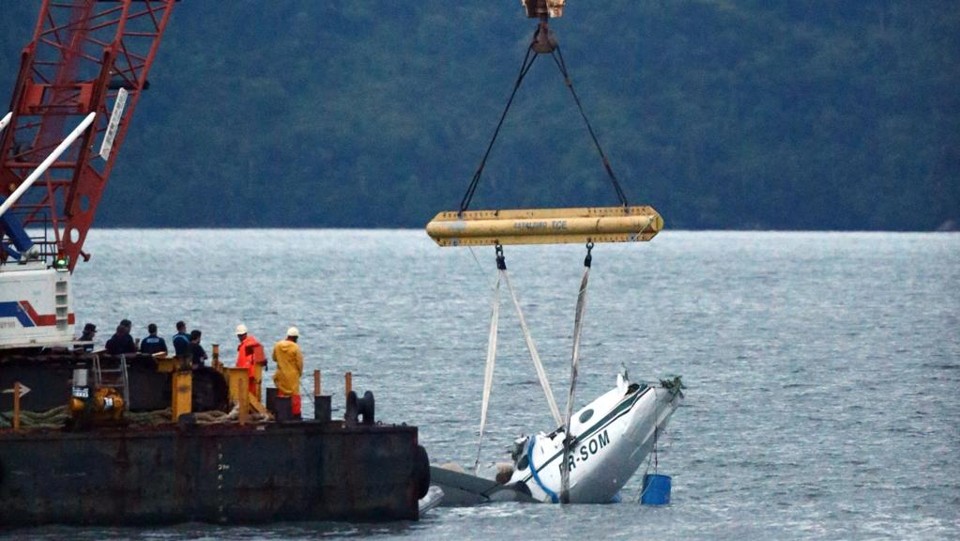 Operação de içamento de destroços do avião King Air começou na tarde de domingo (22). | Fábio Motta/Estadão Conteúdo