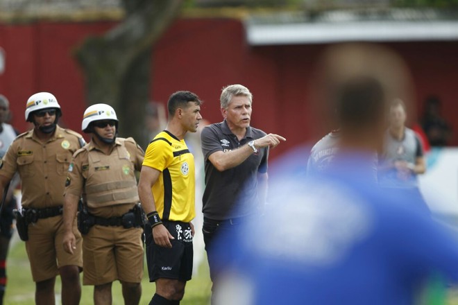 Tenso, técnico Paulo Autuori reclamou de comportamento da torcida | Jonathan Campos Gazeta do Povo