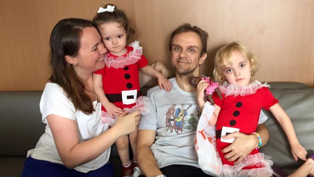 Pedro Franco com a família, a mulher, Miramaia, e as filhas Marina e Betina. | Reprodução/Facebook