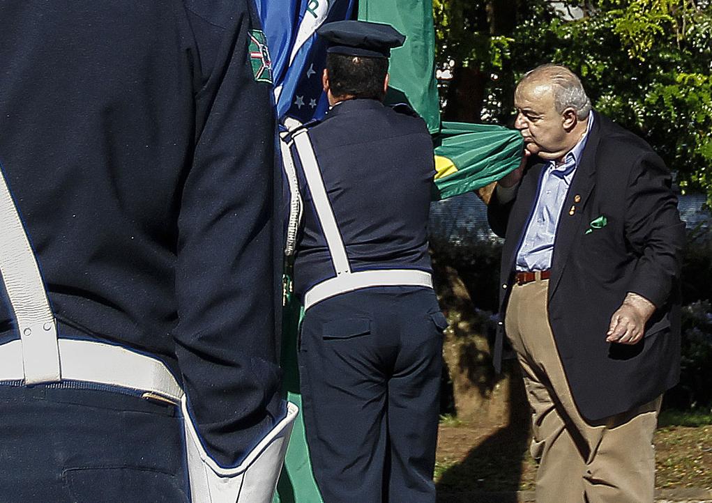 Greca beija a bandeira do país durante a solenidade de começo da gestão. | Jonathan Campos/Gazeta do Povo