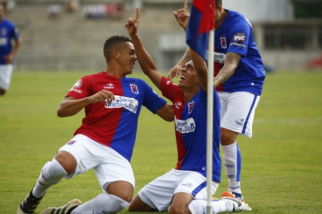 Comemoração do Tricolor com o placar aberto na Vila. |