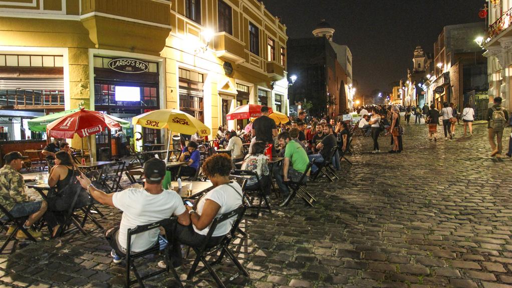 Largo da Ordem, um dos nichos da vida noturna de Curitiba | Daniel Castellano/Gazeta do Povo