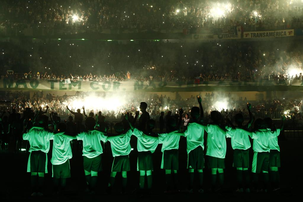 Homenagem à Chapecoense no Couto Pereira no ano passado. Ajuda agora é financeira. | Hugo Harada/Gazeta do Povo