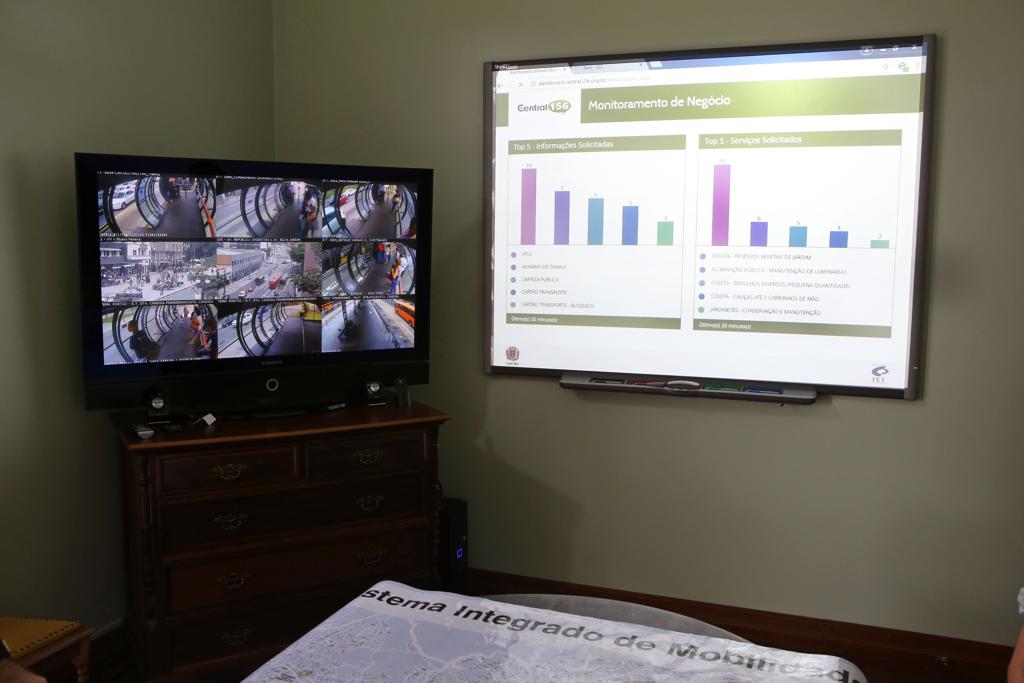 Sala de Situação instalada na prefeitura, de onde Rafael Greca poderá acompanhar as demandas dos curitibanos. | Brustolin/Agência Curitiba de Desenvolvimento