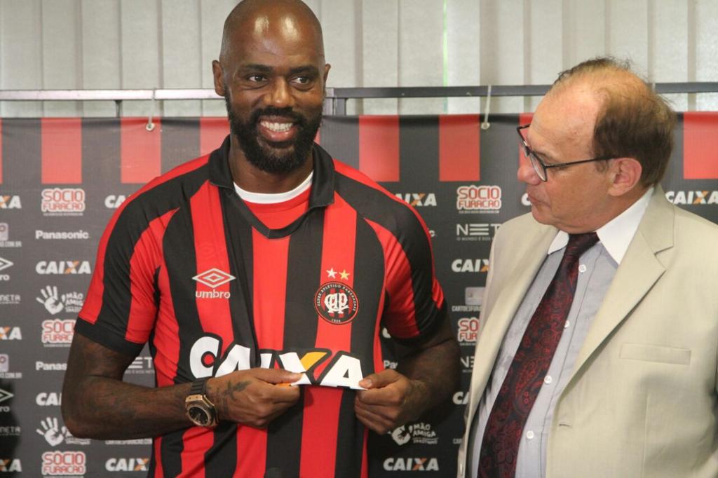 O atacante Grafite posa com a camisa rubro-negra ao lado do presidente do Atlético, Luiz Sallim Emed: artilheiro usará a 23. | Rodrigo Leal/Gazeta do Povo