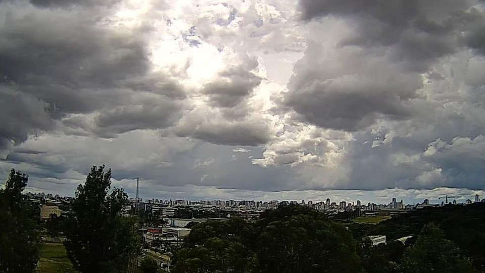 Nuvens começaram a chegar em Curitiba por volta das 13h neste domingo (22). | Divulgação/Simepar