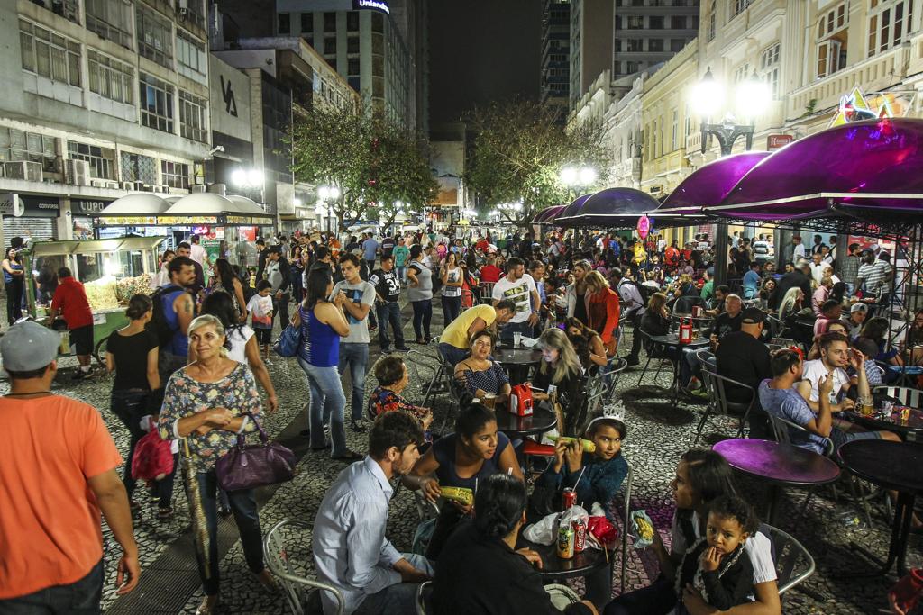 Movimento em bares da XV: prefeito quer fechar tudo à meia-noite. | Daniel Castellano/Gazeta do Povo