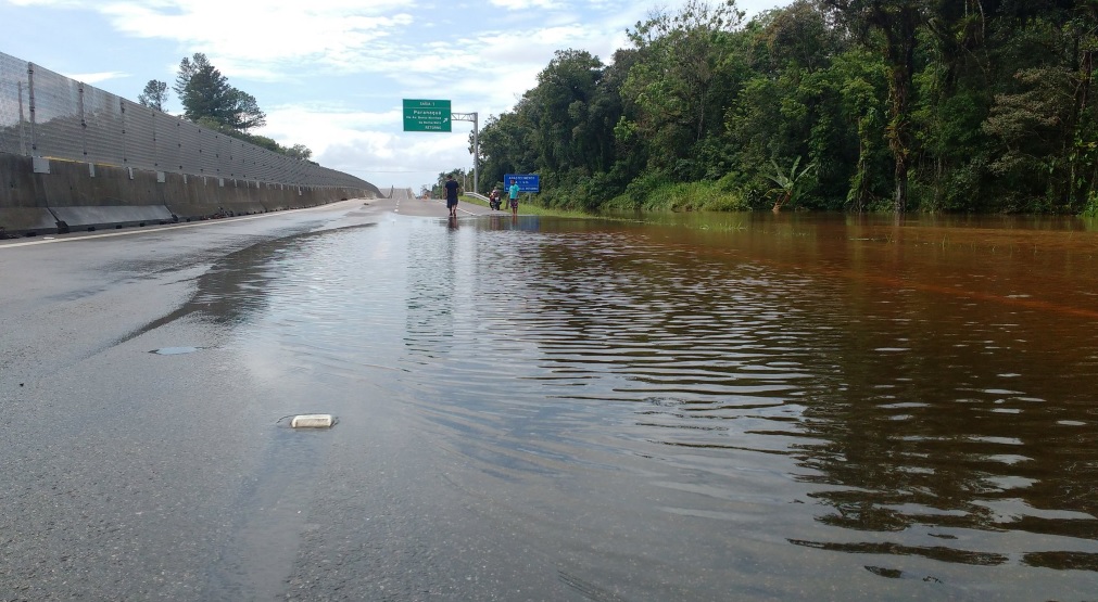 Chuva forte causou alagamento na PR-407 | Ecovia/Reprodução
