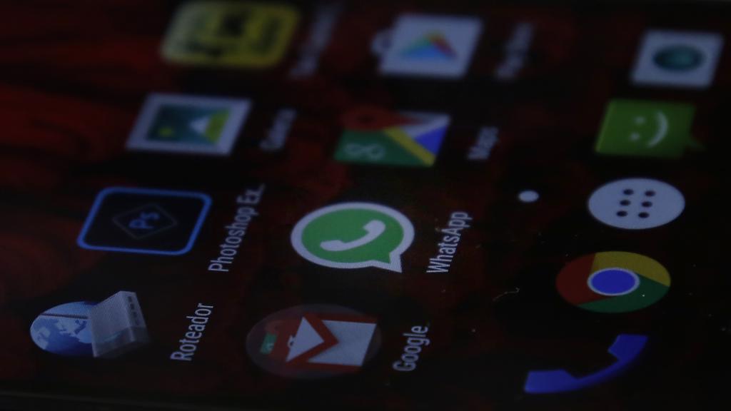 Mudança atinge serviços de troca de mensagem pela internet como o WhatsApp | Henry Milleo/Gazeta