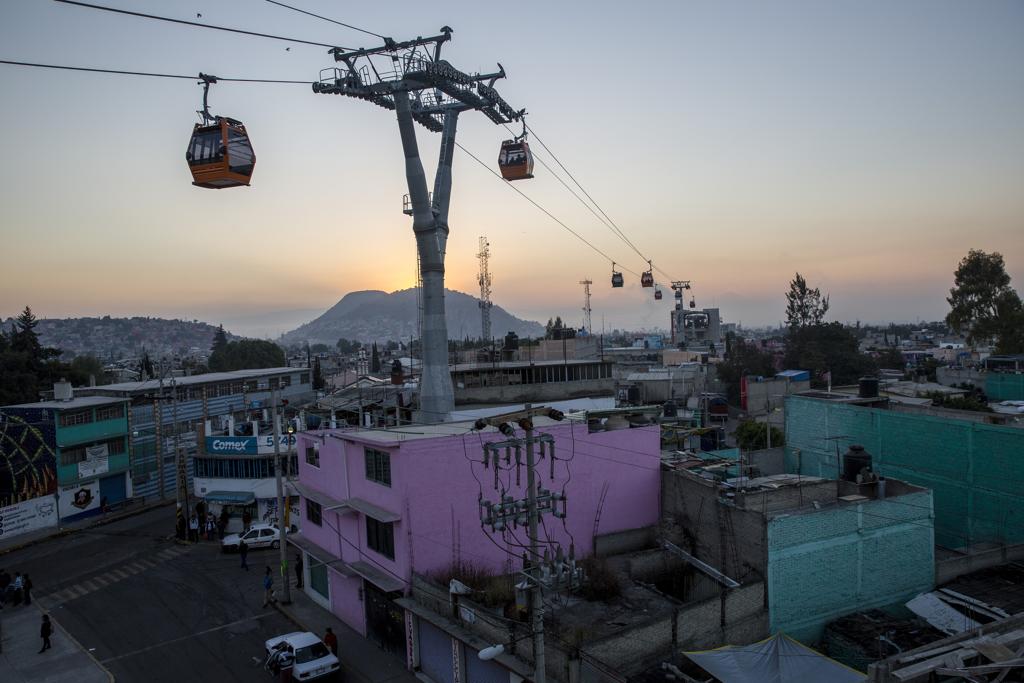 Teleféricos focados no transporte de massa e em comunidades pobres ganham espaço na América Latina. Na foto, um município da Grande Cidade do México com  o equipamento. | Adriana Zehbrauskas/NYT
