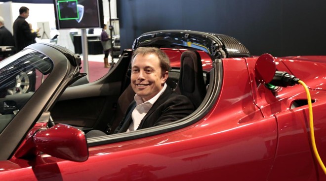 Elon Musk, CEO da Tesla, no veículo elétrico Tesla Roadster | rc/ES/REBECCA COOK