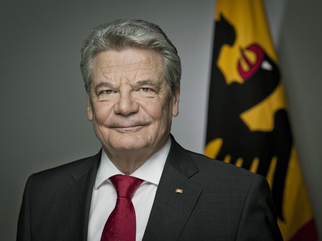 Menos conhecido no cenário internacional do que a primeira-ministra, o presidente alemão Joachim Gauck posa para o retrato oficial. | Divulgação