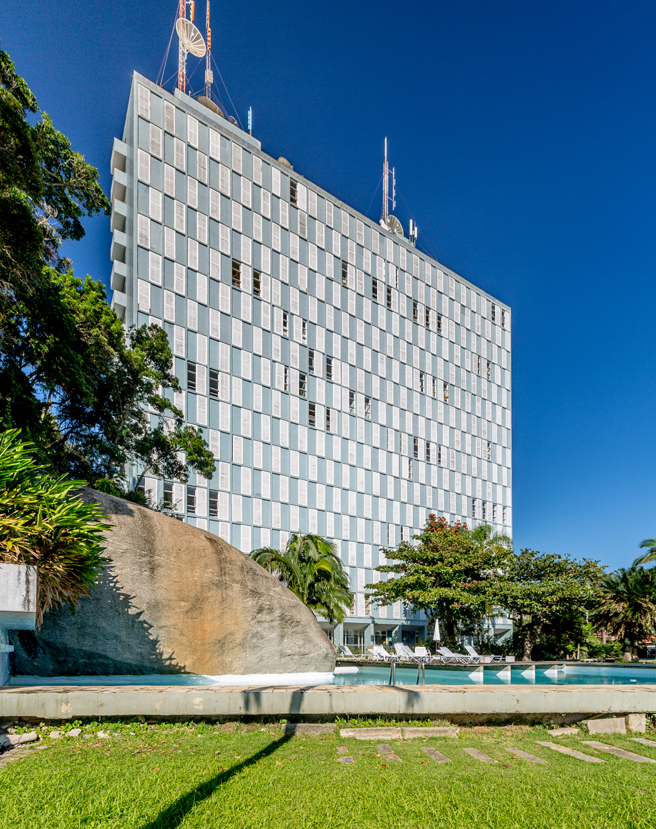 Linhas retas e efeito das venezianas que criam movimento na fachada. Linhas retas e efeito das venezianas que criam movimento na fachada.