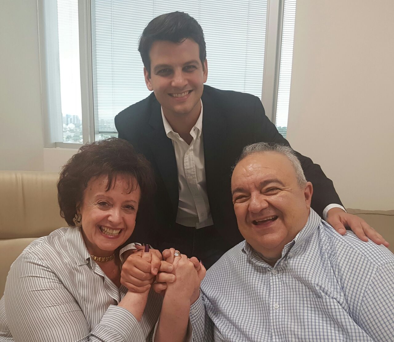 Ao centro, o vice-prefeito Eduardo Pimentel (PSDB); à esquerda, Margarita Sansone (esposa) e, à direita, Rafael Greca (PMN) | Divulgação/Prefeitura de Curitiba