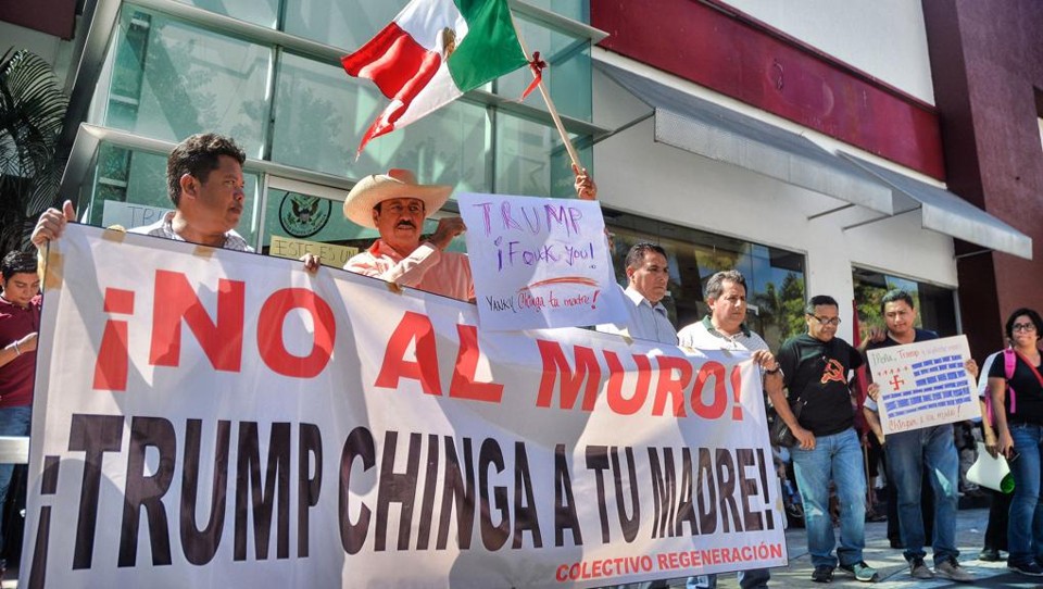 Ativistas mexicanos protestaram durante a posse de Donald Trump | FRANCISCO ROBLES/AFP
