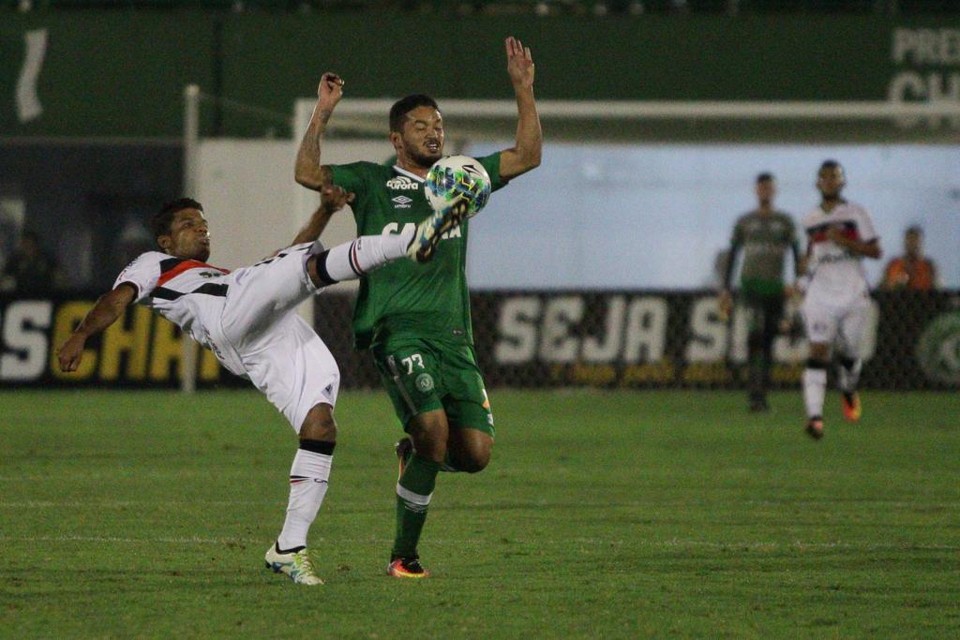 O atacante Arthur, ex-Coritiba e Paraná, tenta o lance contra o Joinville. | Guilherme Hahn/Estadão Conteúdo