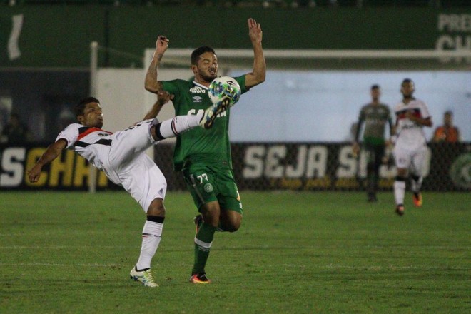 O atacante Arthur, ex-Coritiba e Paraná, tenta o lance contra o Joinville. | Guilherme Hahn/Estadão Conteúdo
