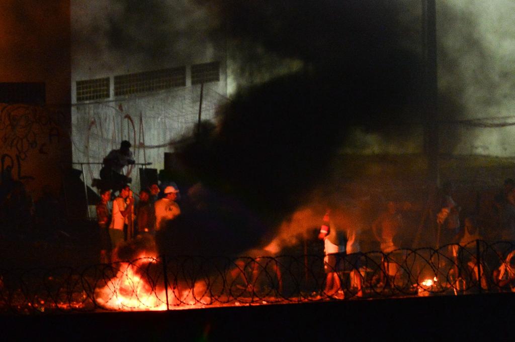 Detentos ateiam fogo na Penitenciária de Alcaçuz (RN) terça-feira: arquitetura dos presídios dificulta a ação da polícia. | ANDRESSA ANHOLETE/AFP