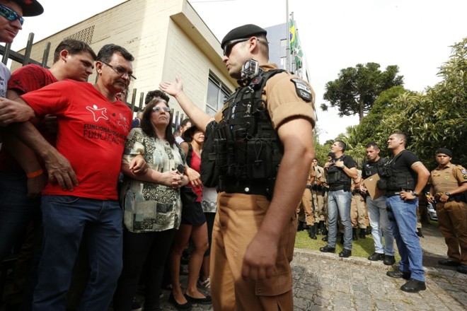Momento de tensão entre policial e professores na ocupação da Secretária de Educação, nesta quinta-feira (26) | Hugo Harada/Gazeta do Povo