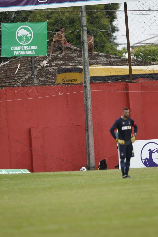 Goleiro Weverton reclamou da torcida do Rio Branco. Goleiro do Atlético se disse vítima de cuspidas e de objetos atirados no campo | Jonathan Campos Gazeta do Povo