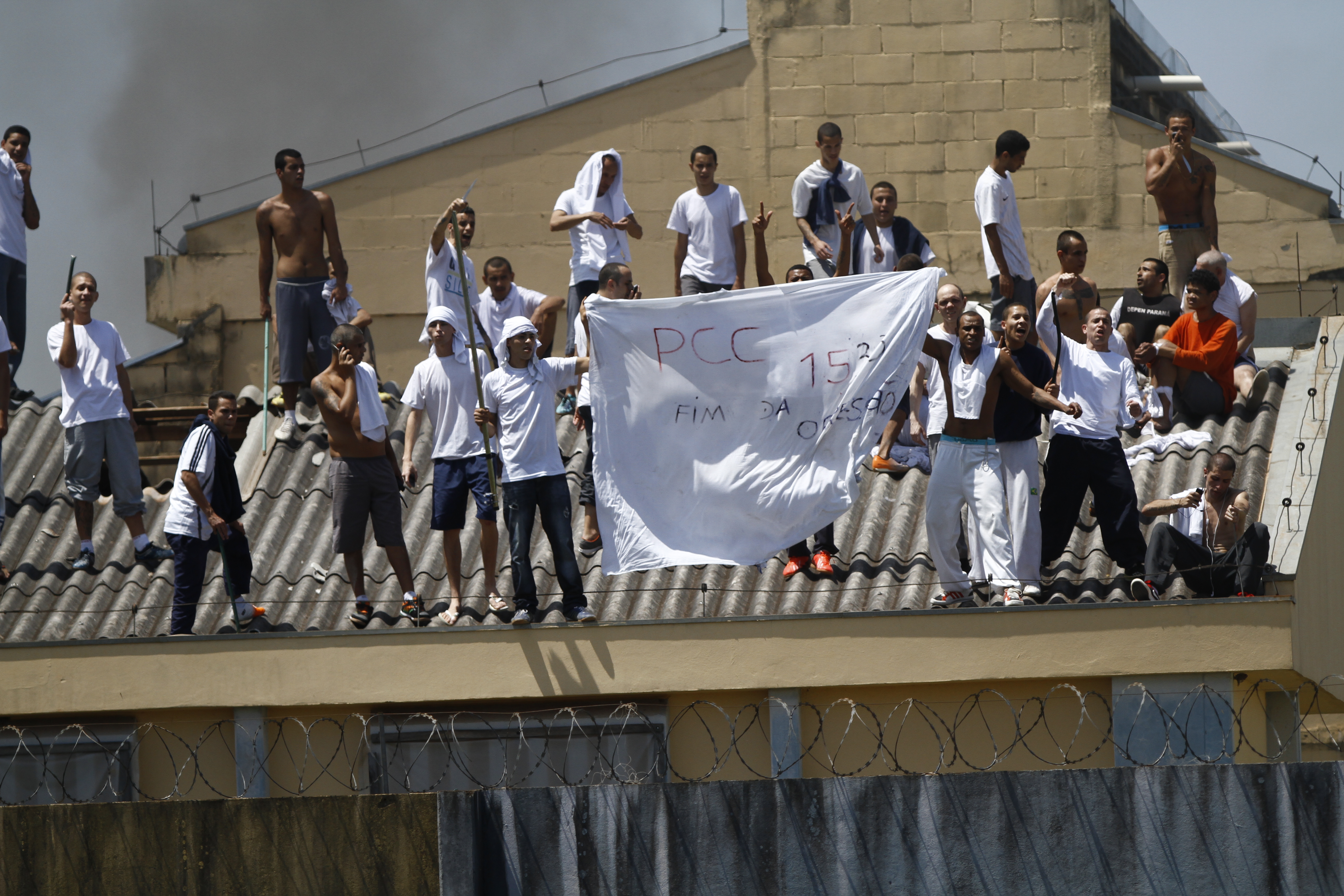 Presos exibem faixa do PCC na rebelião na Penitenciária Estadual de Londrina em 2015 | Roberto Custodio/Jornal de Londrina
