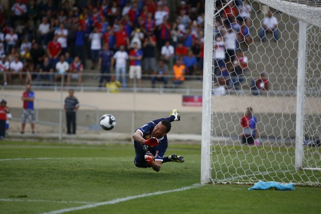 O segundo gol do Paraná saiu de pênalti. A cobrança de Zezinho parou nas mãos do goleiro Juninho, mas o camisa 10 aproveitou o rebote para ampliar o marcador. |