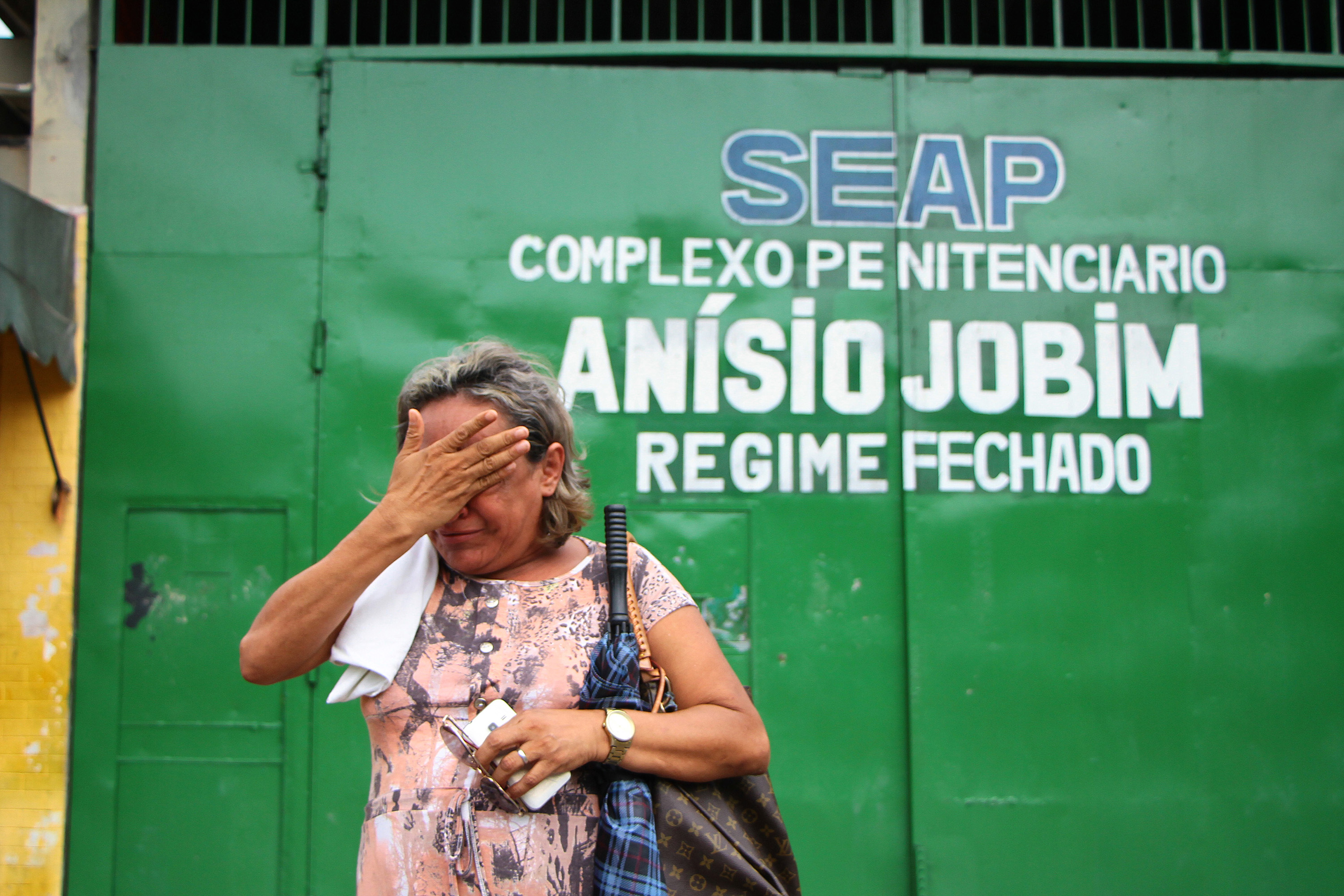 Parente chora a morte de presidiário no massacre do presídio em Man aus. | Edmar Barros/Estadão Conteúdo