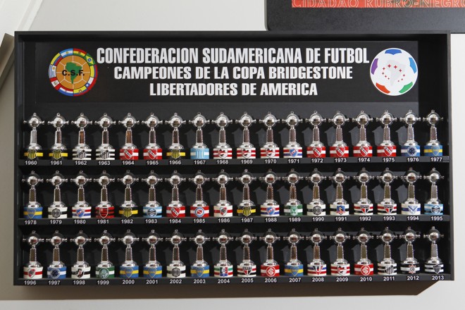 Miniaturas da taça Libertadores da América e seus respectivos campeões. | Antônio More/Gazeta do Povo