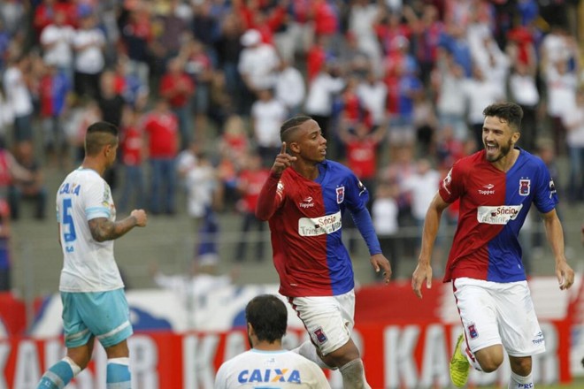 Ítalo, de apenas 19 anos, foi contratado do Guarani. Já ganhou a torcida paranista. | Antonio More/Gazeta do Povo