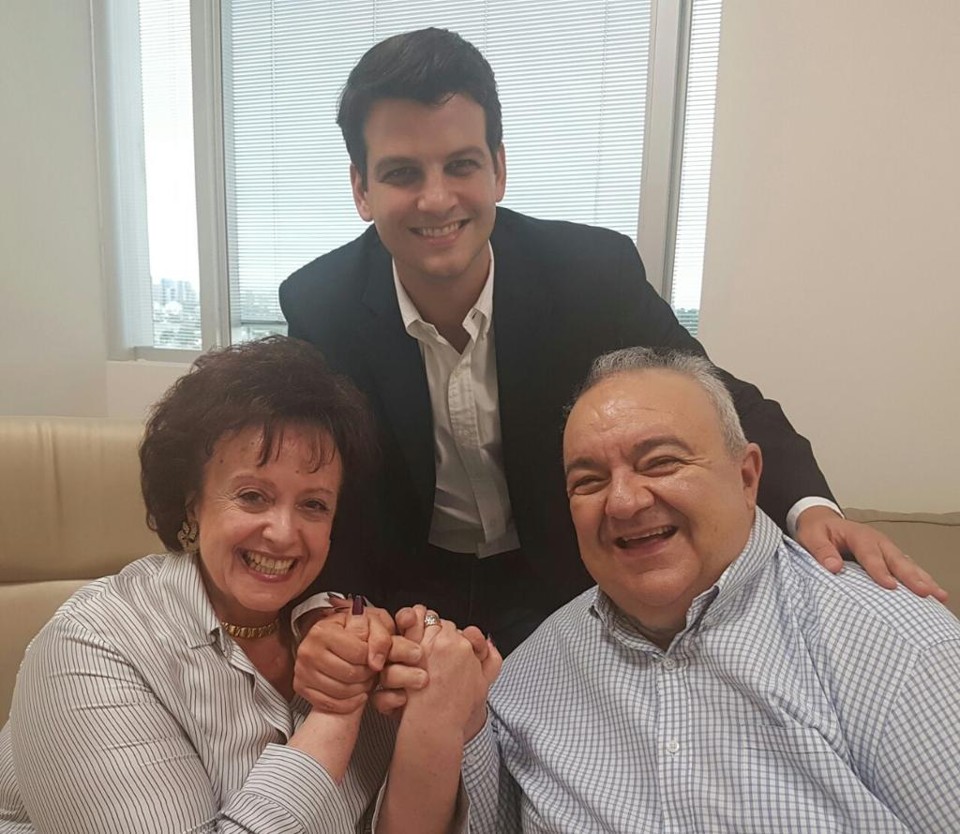 Prefeito Rafael Greca com a esposa Margarita Sansone e  o vice Eduardo Pimentel no Hospital Marcelino Champagnat sexta-feira. | Prefeitura de Curitiba/