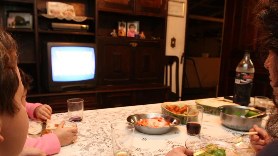 Família assistindo televisão: entrega de conversores para TV digital está atrasada | ANTONIO COSTA/ANTONIO COSTA