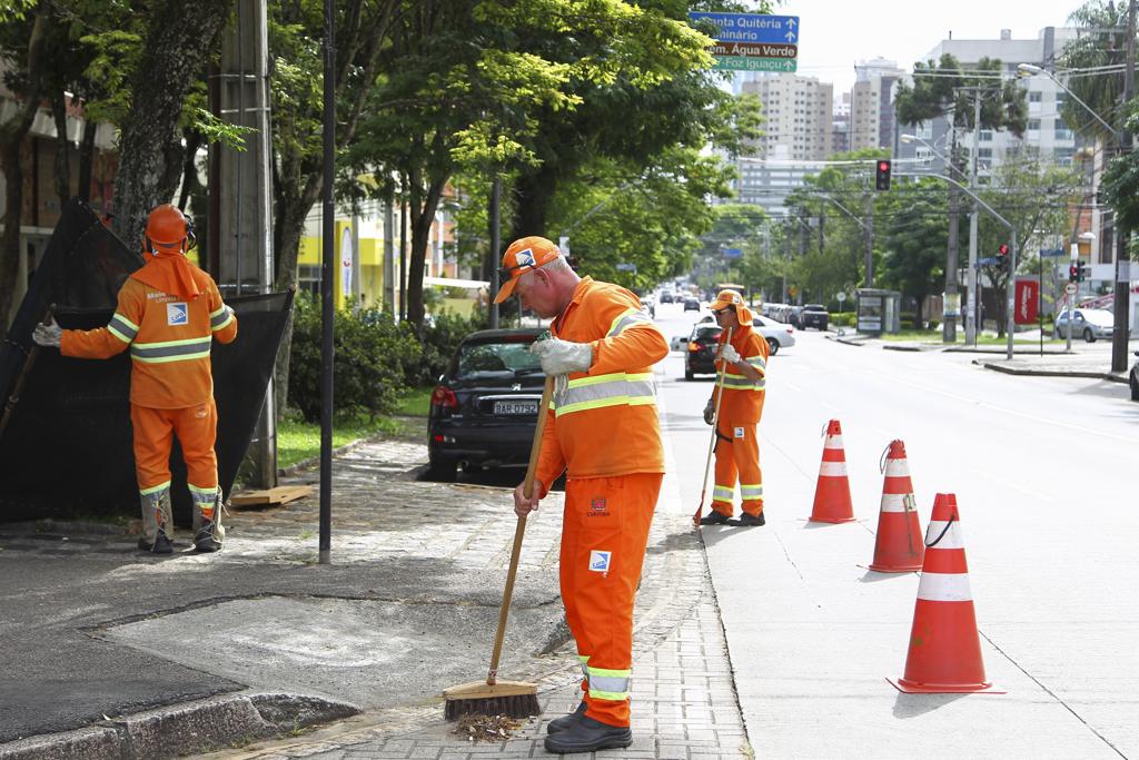 Novas equipes de manutenção urbana e de meio ambiente, sozinhas, não farão de Curitiba uma cidade linda. | Daniel Castellano/Gazeta do Povo