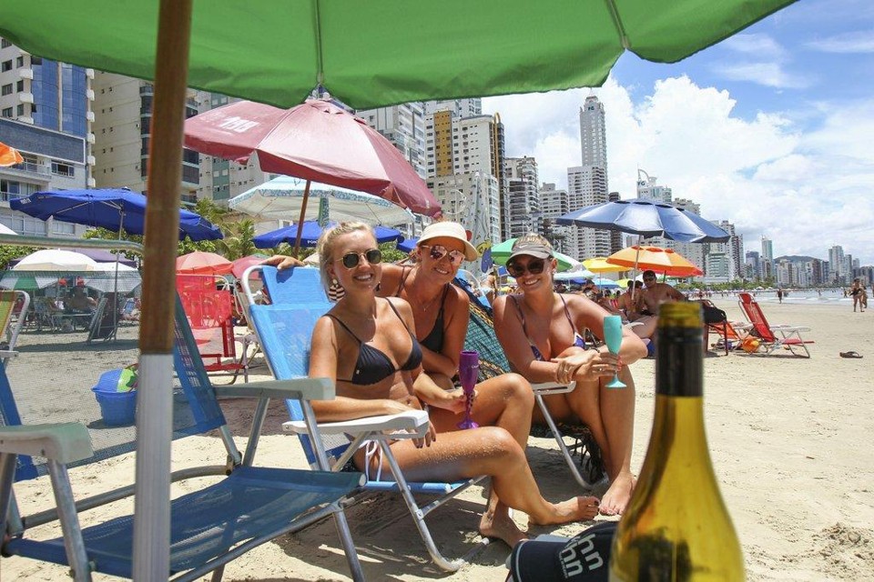 Mariana Fadel, Ana Paula Silveiro Franciosi, e Gabriele Groh: qualidade e preço ajudam a compor o cardápio seleto | Daniel Castellano/Gazeta do Povo