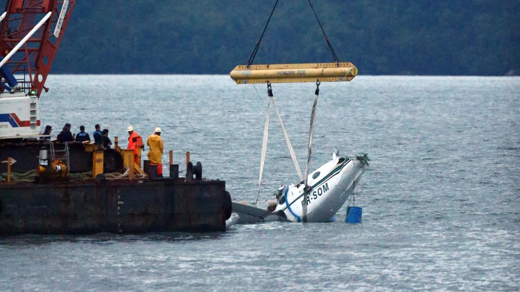 Guindaste alça do mar o avião que levava o ministro do STF e caiu em Paraty | FÁBIO MOTTA/ESTADÃO CONTEÚDO