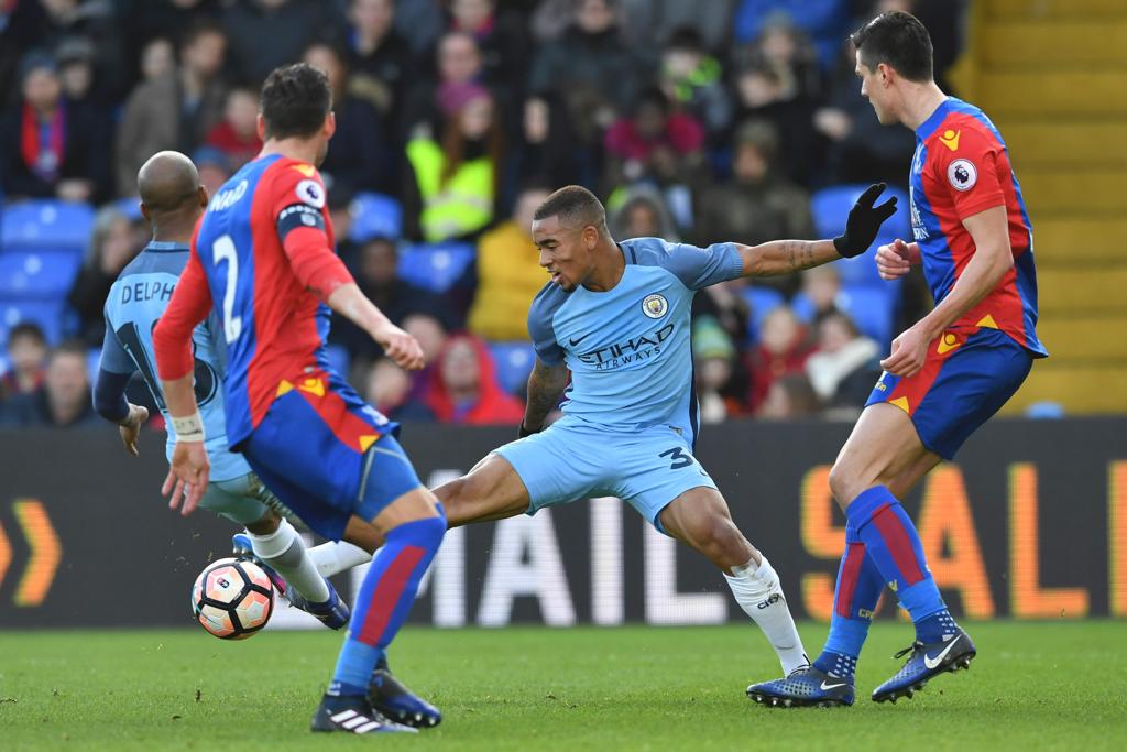 Gabriel jesus em lance na vitória do Manchester City sobre o Crystal Palace | BEN STANSALL/AFP