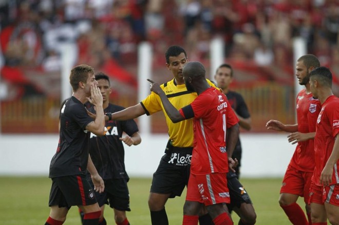 Já no fim da partida, Luiz Henrique foi expulso pelo lado atleticano | Jonathan Campos Gazeta do Povo