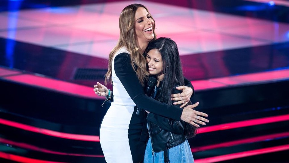 Ystefani Oliveira, de Paranaguá, ganha abraço de sua técnica, Ivete Sangalo. | Isabela Pinheiro/Globo