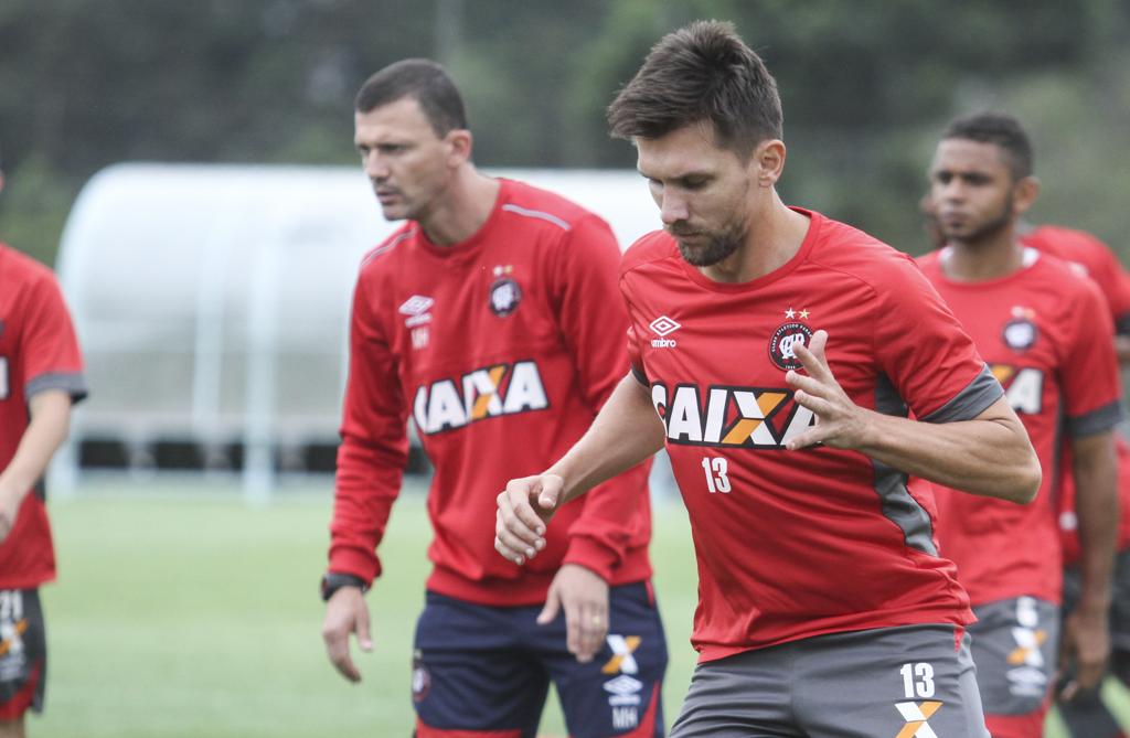 Zagueiro Paulo André está confirmado mais uma temporada no Atlético. | Rodrigo Felix Leal/Gazeta do Povo