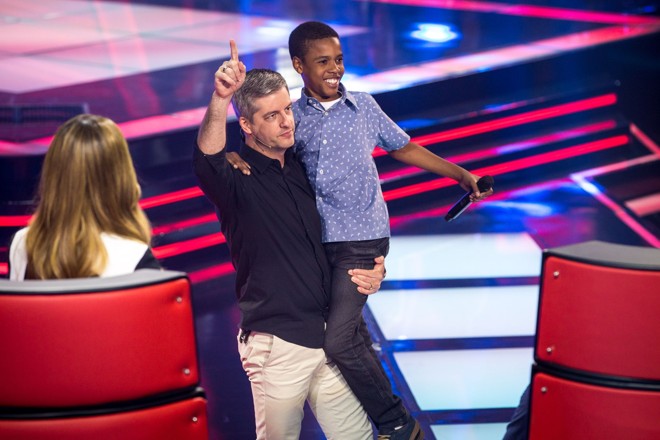 O técnico Victor recebe o garoto em seu time | Isabela Pinheiro/Globo