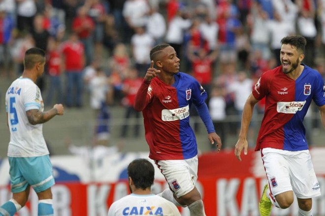 Ítalo comemora o segundo gol do Paraná contra o Avaí. | Antônio More/Gazeta do Povo