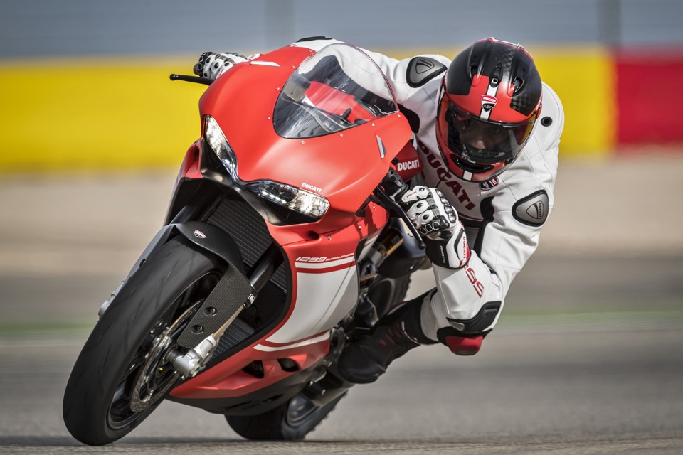 A Ducati 1299 Superleggera é a primeira moto de fábrica equipada com quadro, braço oscilante, subquadro e rodas em fibra de carbono. | Divulgação/