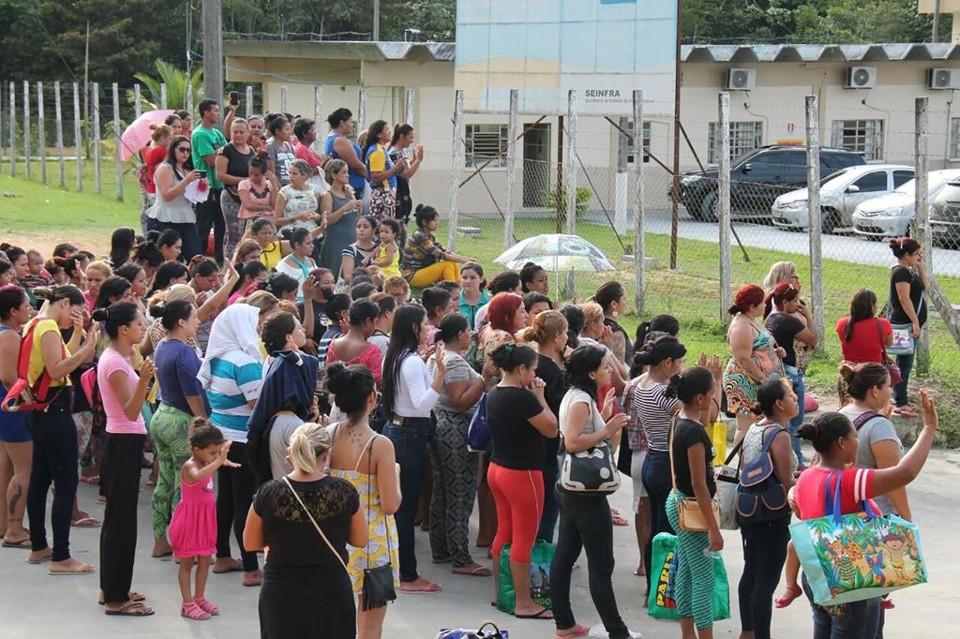 Familiares permaneceram na frente do presídio durante a segunda-feira em busca de notícias | MARCIO SILVA/AFP