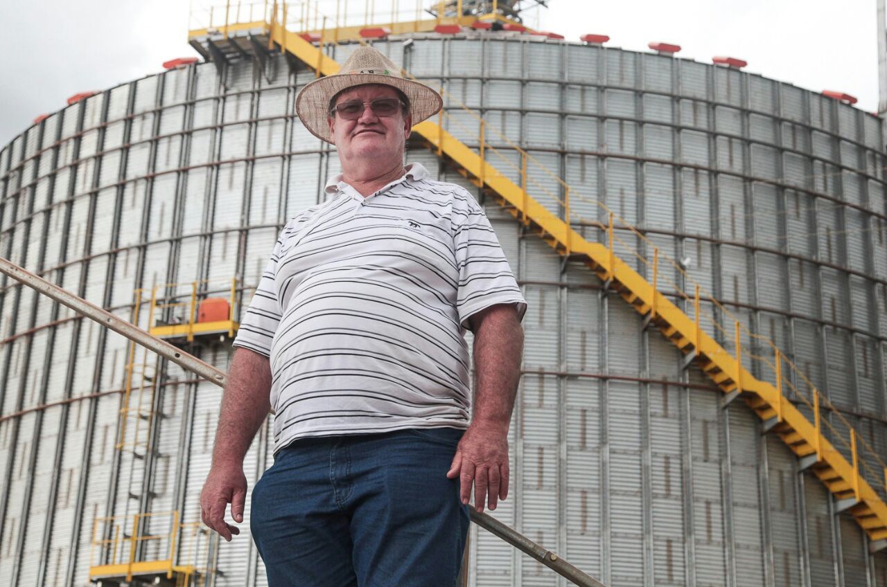 Carlos Antônio Brauner estava com quatro colheitadeiras prontas para entrar na sua lavoura quando foi frustrado pelas chuvas. | Rodrigo Felix Leal//Gazeta do Povo