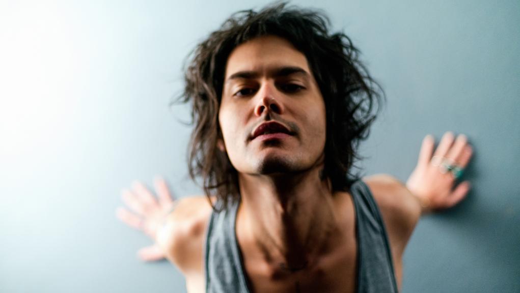 Músico é famoso por sua voz aguda, de contratenor, que não é tão comum na música popular. | Jonas Tucci/Divulgação